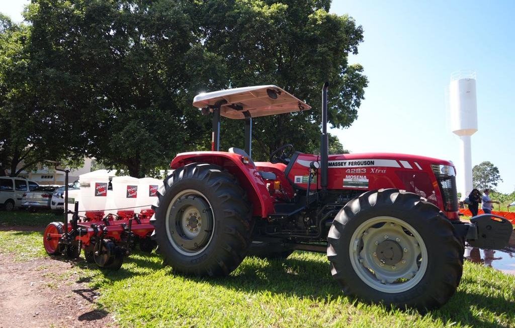 Entrega de maquinário reforça municipalismo e união de esforços