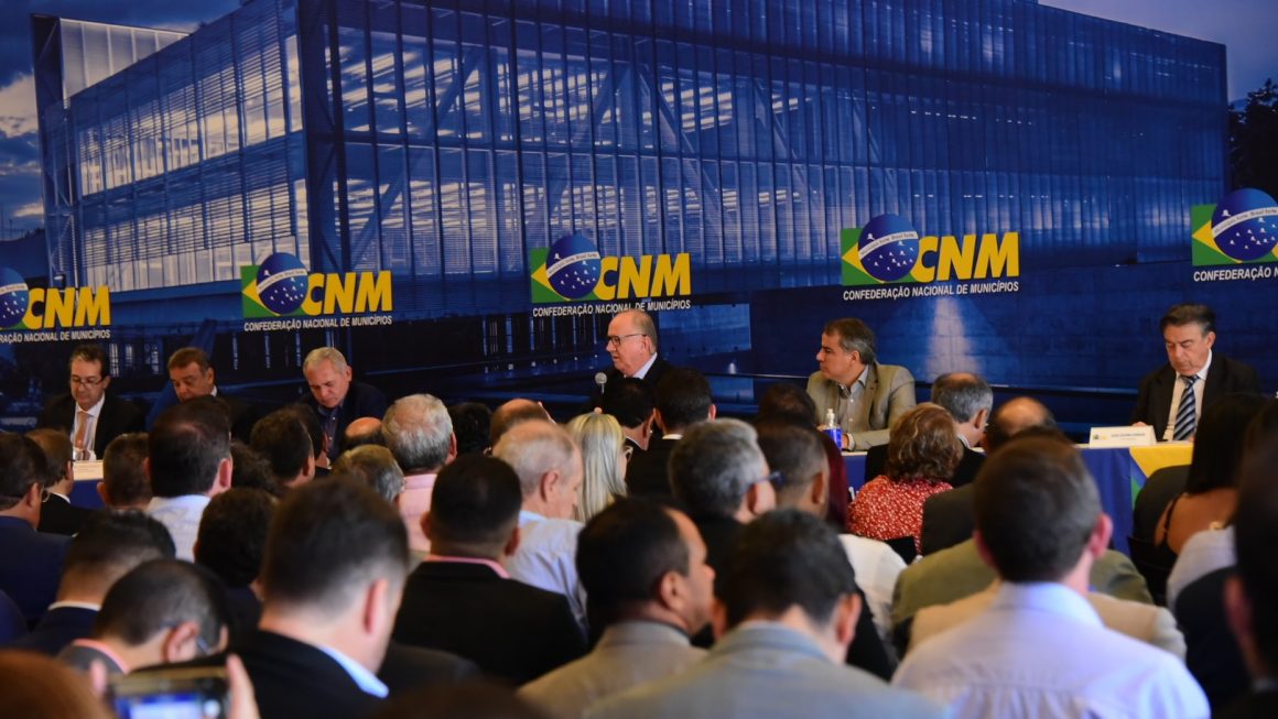 Prefeitos da Confederação Nacional dos Municípios entregam carta de apoio a candidato à Presidência da República