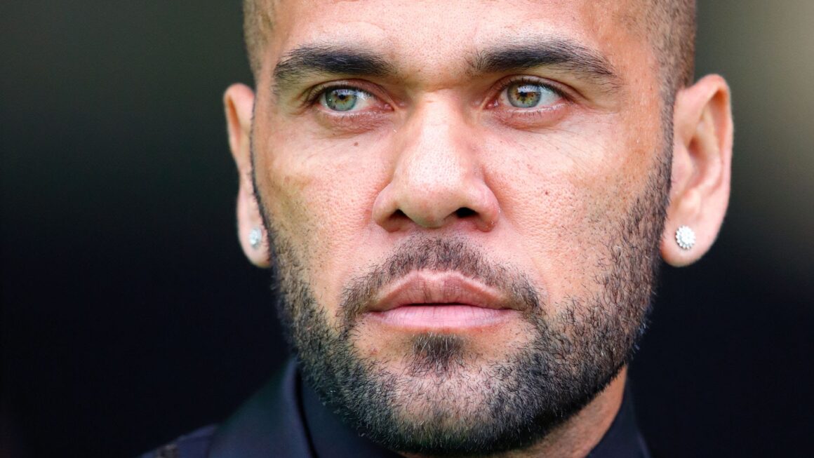 Daniel Alves paga fiança de 1 milhão de euros e já pode deixar a prisão em Barcelona