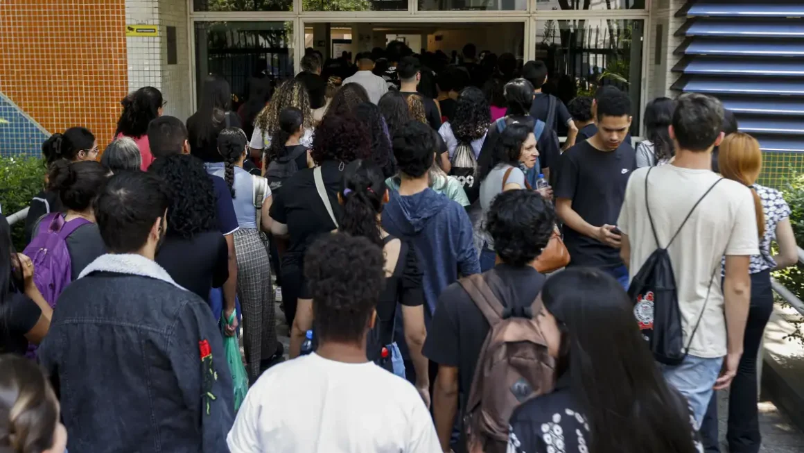 Estudantes começam a receber primeira parcela do Programa Pé-de-Meia