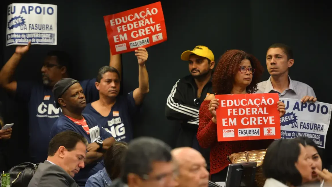 Servidores federais entram em greve em 360 unidades de ensino
