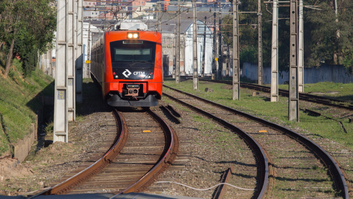 Estação da CPTM faz cadastramento de jovens para vagas de estágio e cursos