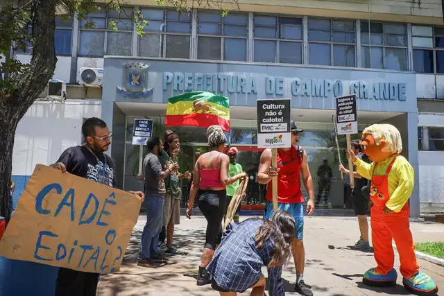Artistas durante manifestação por lançamento de editais em frente a Prefeitura de Campo Grande, em dezembro de 2023.(Foto: Henrique Kawaminami/Arquivo). Fonte: Campo Grande News
