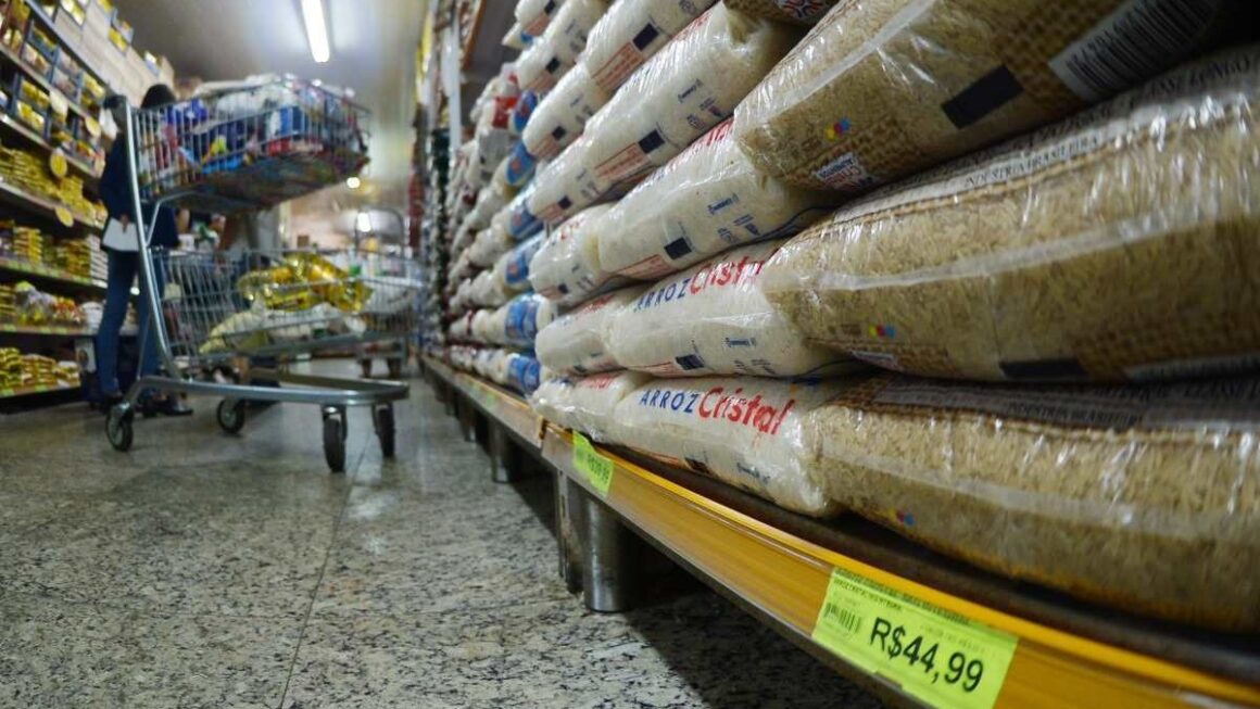Governo isenta imposto de importação de arroz até dezembro