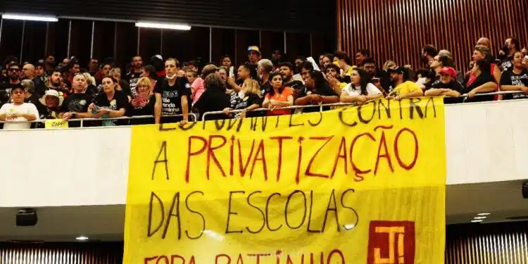 Professores de esquerda apoderam-se de Assembleia Legislativa do Paraná