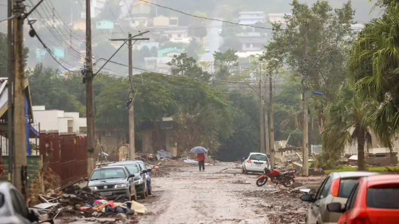GUSTAVO MANSUR/GOVERNO DO RIO GRANDE DO SUL/ Inundações em municípios do Vale do Taquari como Roca Sales fazem moradores temerem fuga de empresas e empobrecimento da região. Fonte: BBC News