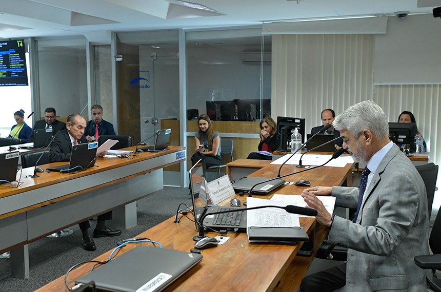 Marcelo Castro (E) relatou o projeto de Romário Geraldo Magela. Fonte: Agência Senado
