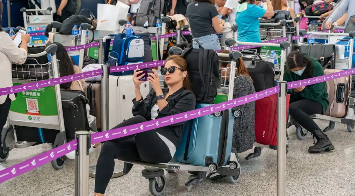 Viajantes fazem fila nos balcões de check-in do Aeroporto Internacional de Hong Kong em 19 de julho de 2024 em Hong Kong, China. Anthony Kwan/Getty Images. Fonte: CNN Brasil