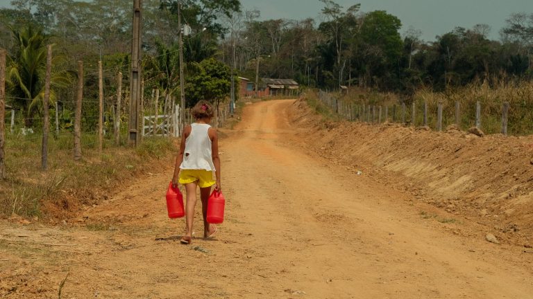 Menina carrega água na comunidade Manoel Marques, no Acre. Alexandre Cruz Noronha/Amazônia Real. Fonte: Agência Câmara de Notícias Fonte: Agência Câmara de Notícias