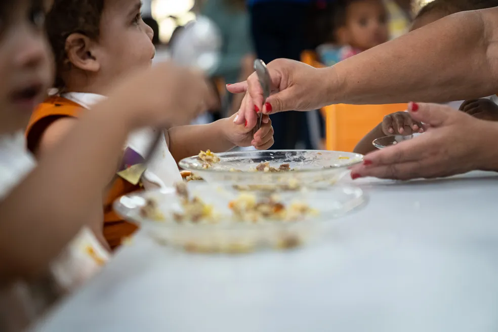 Implantado em 1955, o PNAE é um dos mais antigos programas de suplementação alimentar do Brasil — Foto: Fábio Tito. Fonte: Portal G1