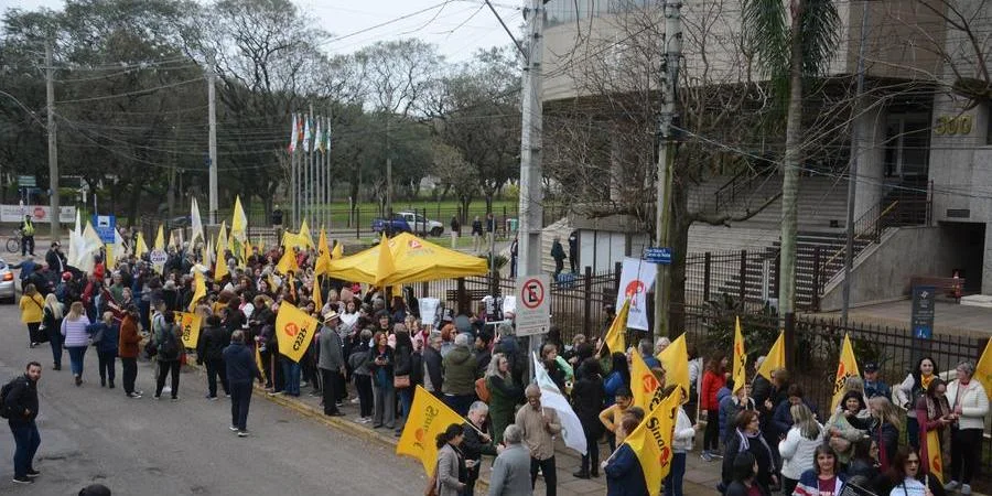 Servidores estaduais, municipais e federais fazem protesto para pressionar o Supremo Tribunal Federal