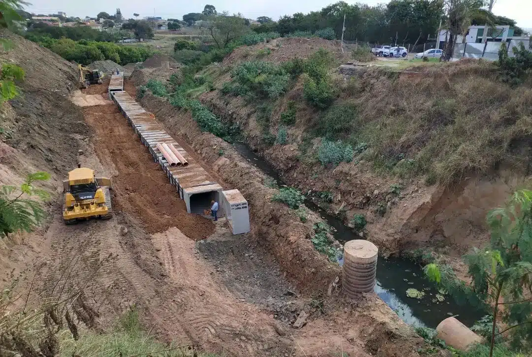 Cratera no Cervezão se formou em janeiro de 2023 após temporais atingirem a cidade de Rio Claro. Foto: Fabricio Ferreira. Fonte: Jornal Cidade