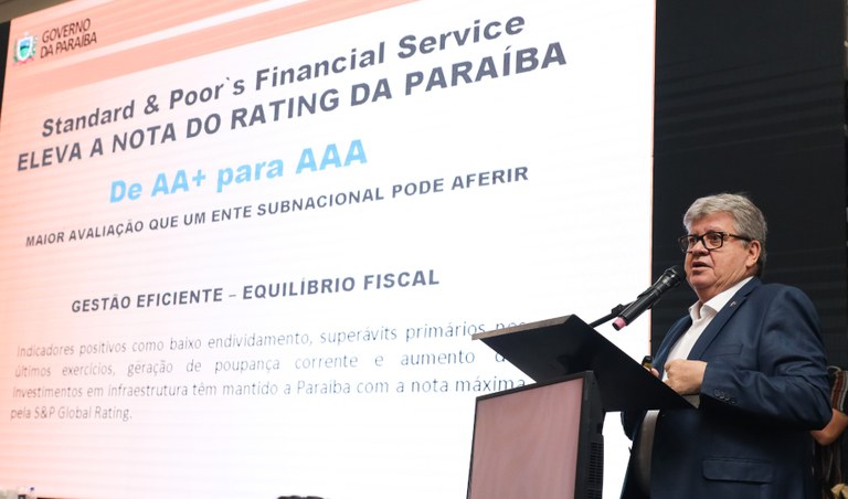 Em congresso de engenharia João Azevêdo fala sobre volume de obras no estado e ganha homenagem pelos investimentos na infraestrutura