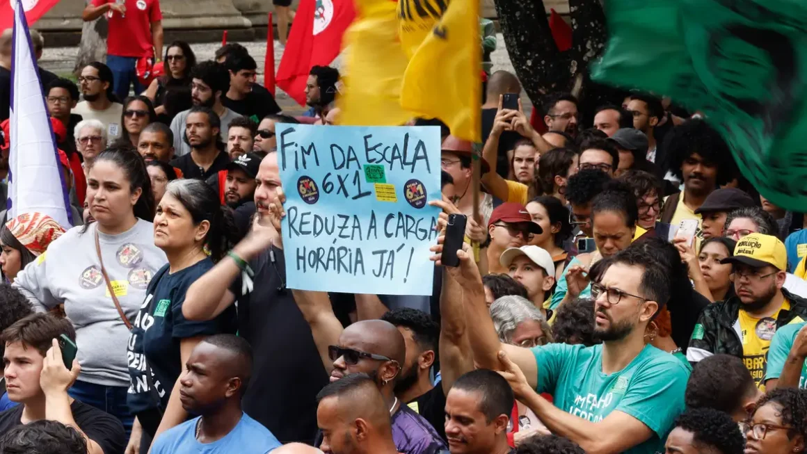 Seis em cada 10 brasileiros apoiam a redução da jornada de trabalho