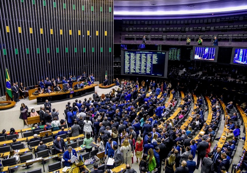 Anistia e a Batalha no Congresso: O Que o Voto de Urgência Revela sobre a Nova Política Nacional