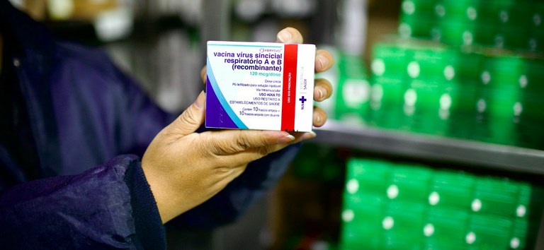 Vacina contra o vírus sincicial respiratório começa a ser distribuída em todo o país