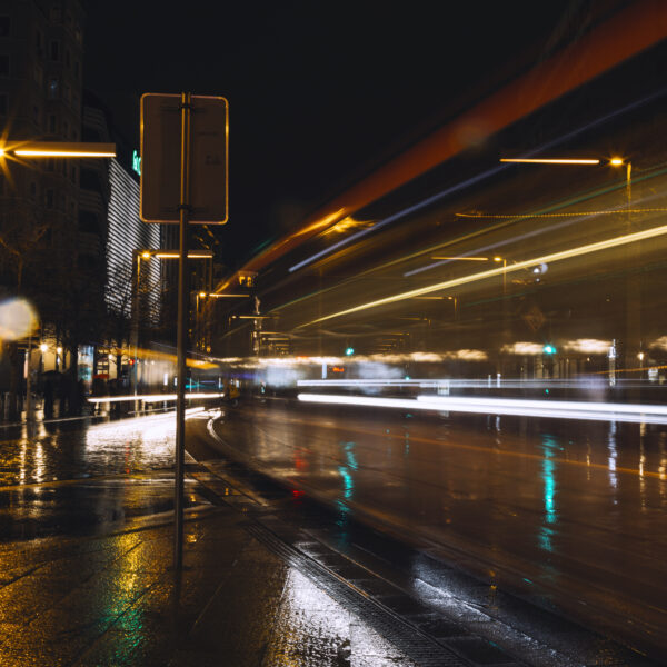 Luz que Paga a Conta: A Corrida Municipal pela Modernização em LED para 2026