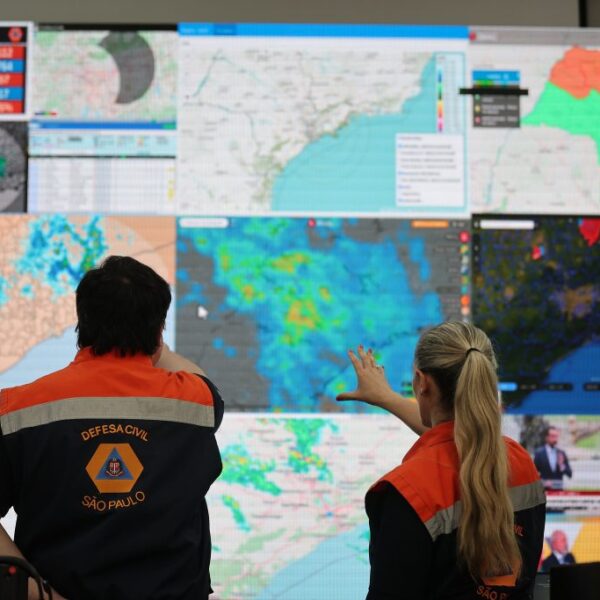 Defesa Civil mobiliza gabinete de crise e mantém alerta para chuvas intensas no litoral de SP nesta segunda (23)