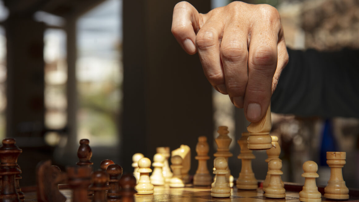 A Balança da LRF: O Xadrez dos Prefeitos para Pagar os Pisos Nacionais da Educação e Enfermagem Sem Estourar o Limite de Gastos