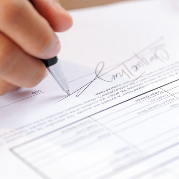 A Dança das Cadeiras de Abril: Prefeitos Renunciam e Vice-Prefeitos Assumem a Máquina Sob Pressão Máxima