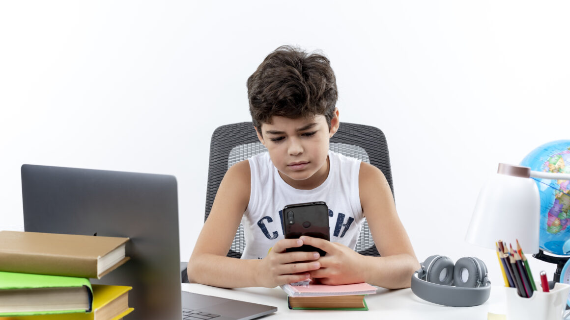 Celular Zero nas Escolas: A Medida de Custo Zero que Virou a Política Pública Mais Aplaudida de 2026