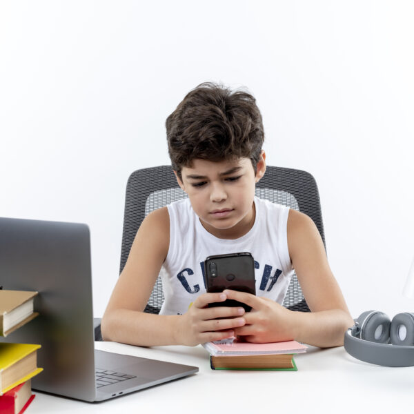 Celular Zero nas Escolas: A Medida de Custo Zero que Virou a Política Pública Mais Aplaudida de 2026