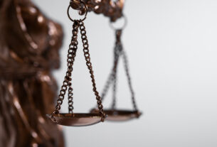 O Cinto Aperta em Maio: Como a Armadilha do Artigo 42 da LRF Pode Deixar o Prefeito Inelegível