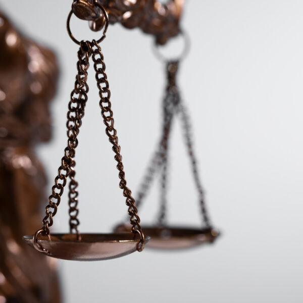 O Cinto Aperta em Maio: Como a Armadilha do Artigo 42 da LRF Pode Deixar o Prefeito Inelegível