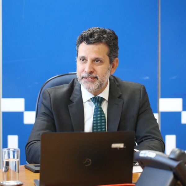 Leonardo Barchini assume Ministério da Educação