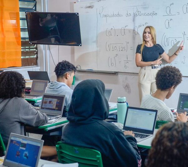 No Dia da Educação, Governo de São Paulo anuncia data de pagamento de bônus para 188 mil profissionais da rede estadual