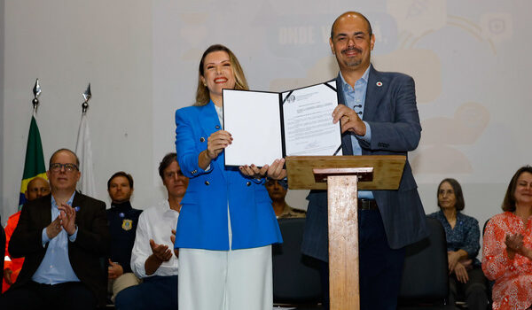 Governo de Minas transfere capital para Uberaba e assina acordo de cooperação para fortalecer projeto Farmácia Viva na cidade
