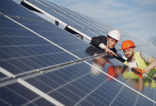 O Sol que paga a conta: Prefeituras zeram o custo de energia com mini-usinas e PPPs