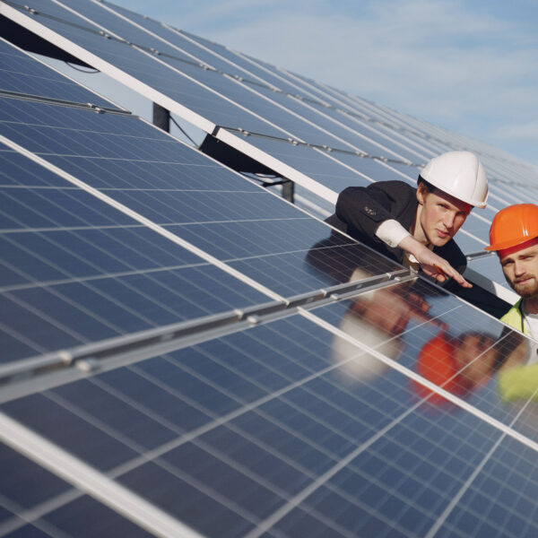 O Sol que paga a conta: Prefeituras zeram o custo de energia com mini-usinas e PPPs