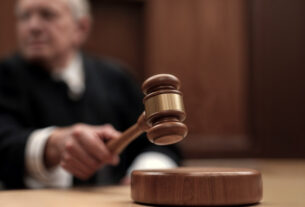 A Armadilha do Palanque: O que o Prefeito NÃO pode fazer pelo seu candidato a Governador (sob pena de cassação)