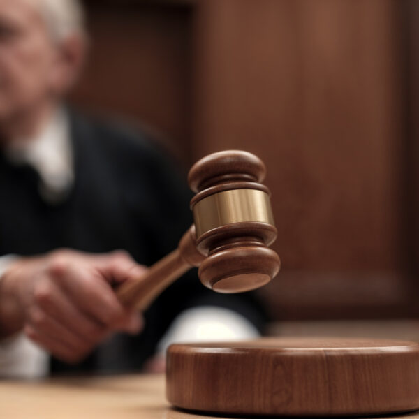 A Armadilha do Palanque: O que o Prefeito NÃO pode fazer pelo seu candidato a Governador (sob pena de cassação)