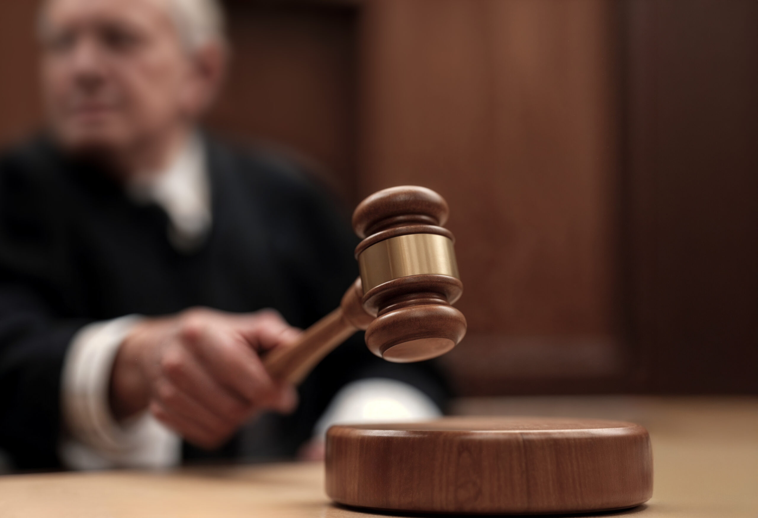 A Armadilha do Palanque: O que o Prefeito NÃO pode fazer pelo seu candidato a Governador (sob pena de cassação)