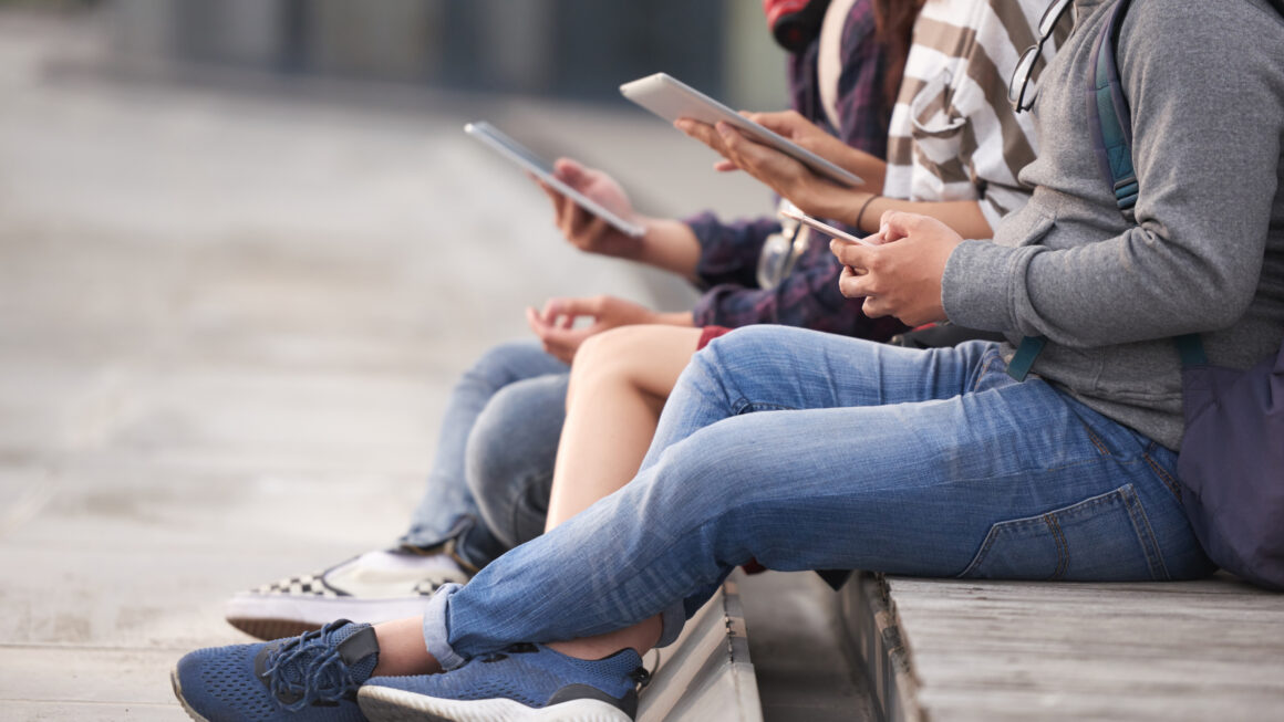 O fim das praças fantasmas: como o Wi-Fi público afasta a criminalidade e reconecta o jovem à gestão