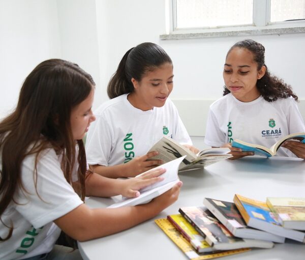 Ensino médio público avança e reprovação cai 62% em três anos
