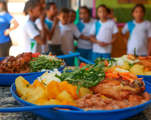 Fim da comida enlatada: o segredo das prefeituras que transformaram a merenda no maior motor da economia local