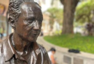 Roberto Drummond volta à Savassi: PBH entrega estátua, restaurada após ato de vandalismo