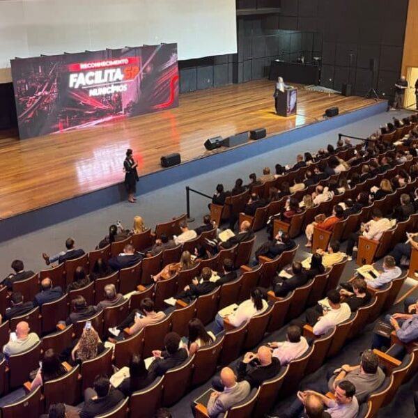 Governo de São Paulo entrega selo a 544 municípios que aderiram a programa Facilita SP