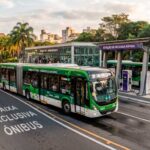 Ônibus elétrico municipal em operação em faixa exclusiva de transporte urbano