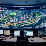 Tela de central de controle mostrando modelo em 3D de gêmeo digital para planejamento urbano