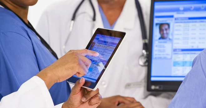 Profissional de saúde utilizando tablet para consulta de telessaúde e prontuário digital no SUS