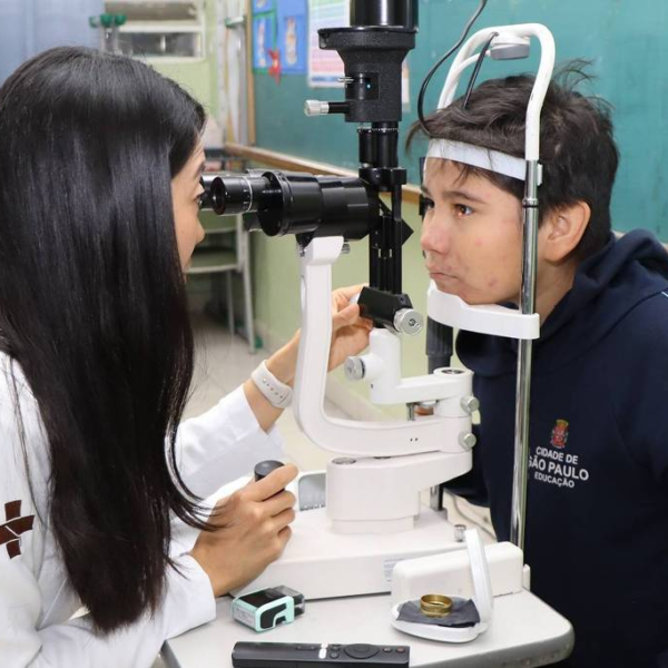 Maior programa de saúde visual das escolas municipais amplia atendimento para jovens e adultos