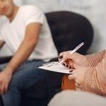 Profissionais da saúde e professores em roda de conversa e acolhimento de saúde mental em espaço municipal