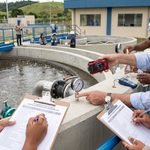 Engenheiros e técnicos inspecionando obras de estação de tratamento de esgoto e rede de saneamento básico municipal