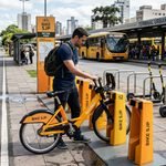 Estação de bicicletas compartilhadas e patinetes elétricos conectada a terminal de ônibus urbano