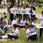 Estudantes da rede municipal em oficina cultural ao ar livre em parque público dentro do conceito de Bairro-Escola