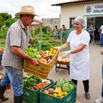 Agricultor familiar entregando caixas de hortifrúti frescos para equipe de Cozinha Solidária municipal
